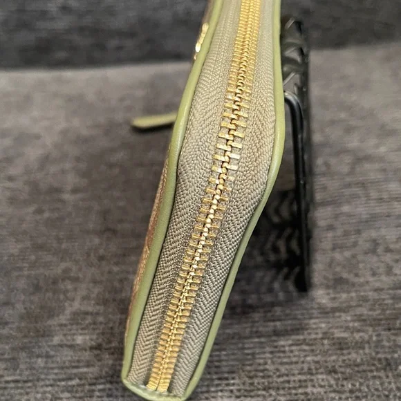 Coach Accordion Signature Canvas Sage Green & Beige Zip Wallet With Leather - Picture 3 of 7